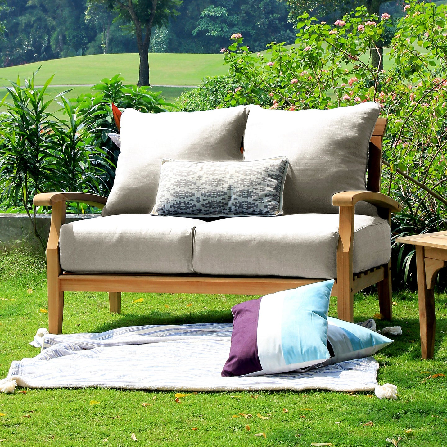 Essential Home Decorating Tips: Creating Comfortable Outdoor Spaces for Family and Friends